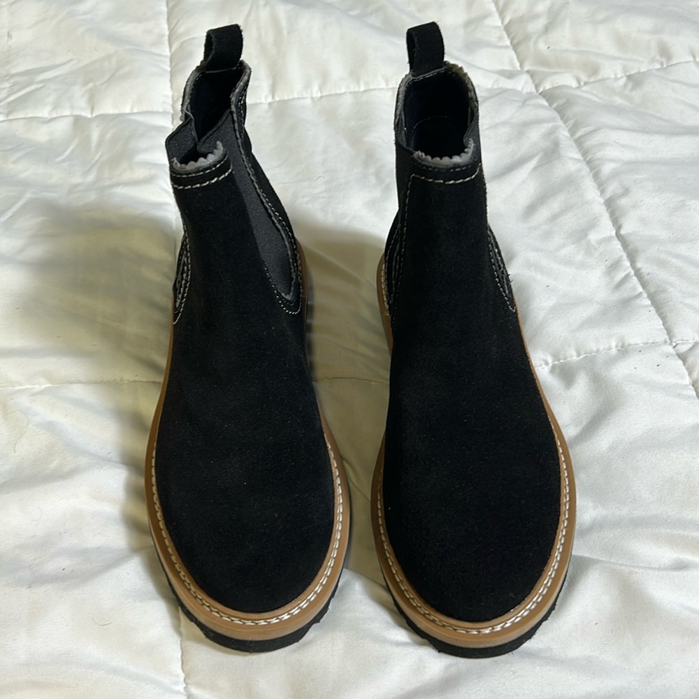 Womens size 6.5 black suede Splendid booties. NWOT.